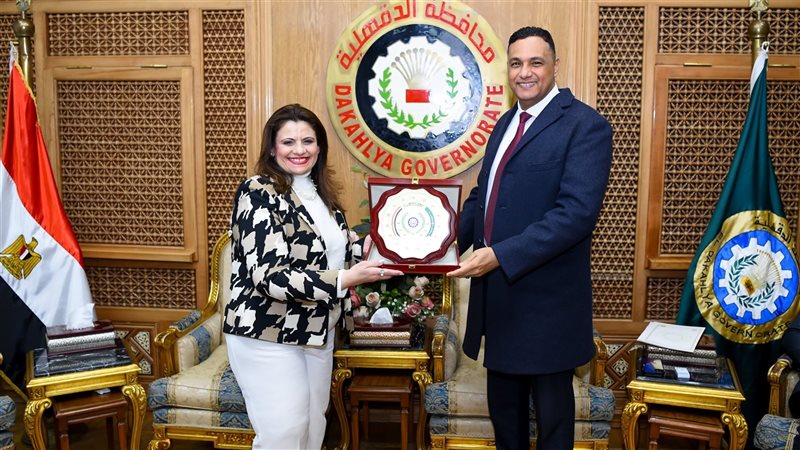 وزيرة الهجرة ومحافظ