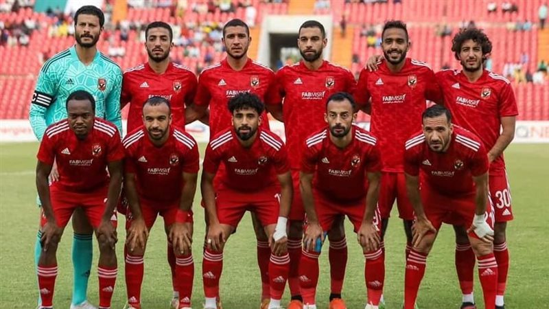 فريق الكرة بالنادي