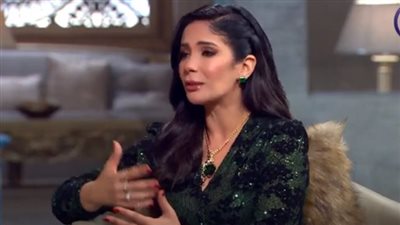 ممكن أقعد في البيت خمس سنين، منى زكي تدخل في نوبة بكاء بسبب الانتقادات