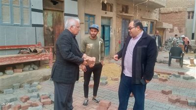 استمرار تركيب بلاط الانترلوك بشوارع مدينة صدفا في أسيوط