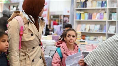8 صور ترصد الإقبال على معرض الكتاب في يومه السادس، والأطفال تزين المشهد (صور)