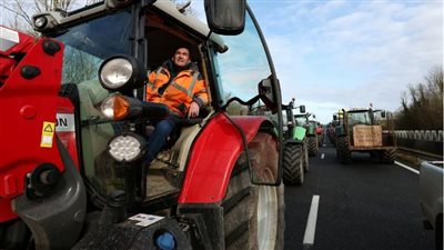 تفاصيل أزمة حصار باريس بالجرارات (فيديو وصور)