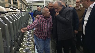 وزير قطاع الأعمال العام في جولة ميدانية بشركة مصر للغزل والنسيج بالمحلة الكبرى