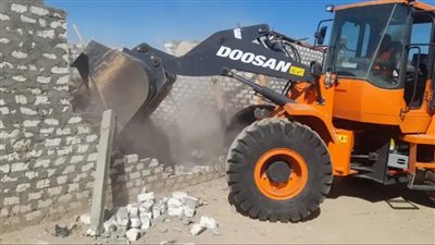 إزالة بناء مخالف بمدينة الطود بالأقصر