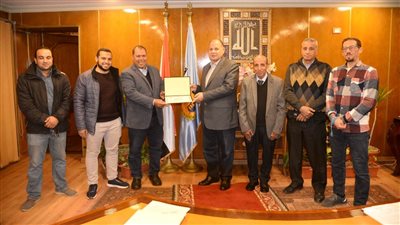 تكريم مسئولي معهد بحوث التناسليات ومدير الطب البيطري لتنظيمهم قوافل مجانية بأسيوط