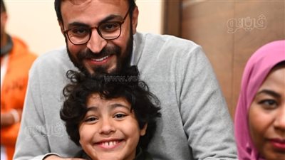 للمرة الثانية، أحمد يونس يحتفل مع جمهوره بـ نادر فودة 8 في معرض الكتاب (صور)