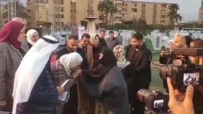 خلال احتفالية لتجهيز العرائس، وزيرة التضامن تقبل يد سيدة (فيديو وصور)