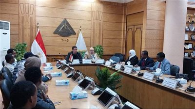 رئيس جامعة بنها يلتقي بالوافدين الصوماليين 