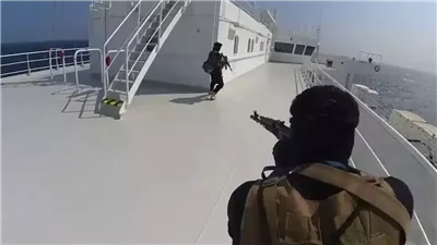 الحوثيون يستهدفون سفينة شحن يونانية في مضيق عدن