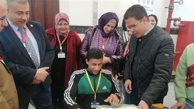 رئيس جامعة بنها يتفقد فعاليات ملتقى 