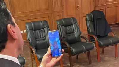 وزير الرياضة يهنئ عزمي محيلبة بذهبية كأس العالم للرماية 