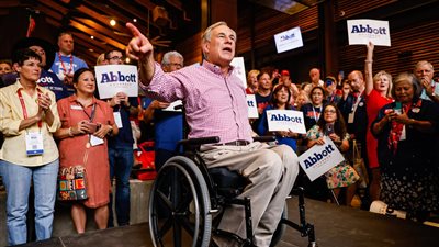  يتحدي إدارة بايدن، معلومات عن جريج أبوت أول حاكم لتكساس يستخدم كرسيا متحركا (صور)