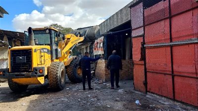 حي ثالث يشن حملة لإزالة الإشغالات والتعديات بموقف الإسماعيلية (صور) 