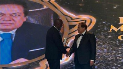 بالإجماع.. أبو العينين يفوز بجائزة 