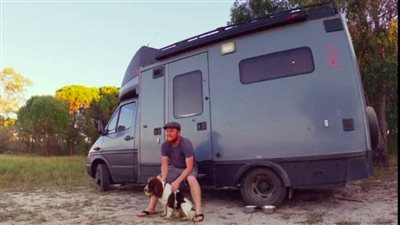 للسفر حول العالم، يحول سيارة إسعاف إلى منزل متنقل 