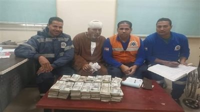 مسعف بالمنيا يسلم 710 آلاف جنيه عثر عليها في حادث انقلاب سيارة بالمنيا