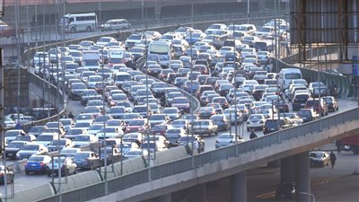 كثافة مرورية في شوارع وميادين القاهرة والجيزة (فيديو)