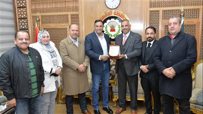 محافظ الدقهلية يدشن المرحلة الأولي من مبادرة هنجملها لزراعة الأشجار المثمرة