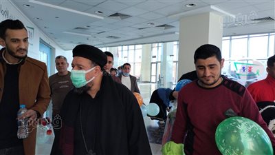 وفد كنيسة مارجرجس بالأقصر يزور أطفال مستشفى الأورام (صور)