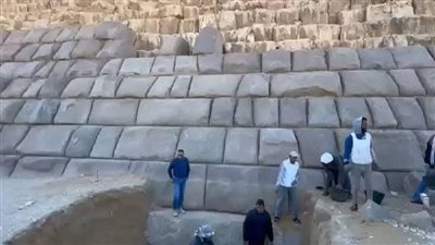 تبطين الهرم يثير غضب الأثريين.. الأحجار لم تسقط من فوق منكاورع.. المصري القديم لم يفعل ذلك والقرار لم يخضع للدراسة.. واليونسكو ترفض 