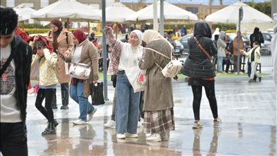 لحظة تساقط الأمطار على معرض القاهرة للكتاب (صور)