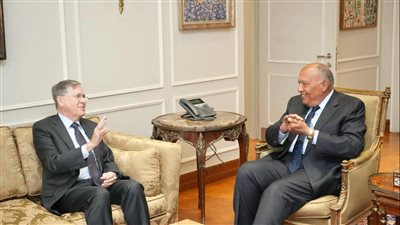 وزير الخارجية يلتقي المبعوث الأمريكي الخاص للشئون الإنسانية في الشرق الأوسط (صور)