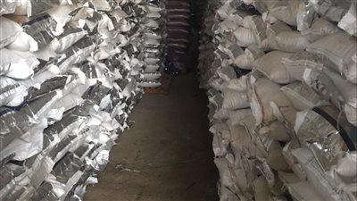 ضربة جديدة للمحتكرين، ضبط 826 طن أرز و233 طن سكر في الإسماعيلية (صور)