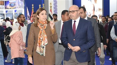وزيرة الثقافة تتفقد أجنحة وقاعات معرض القاهرة للكتاب (صور)