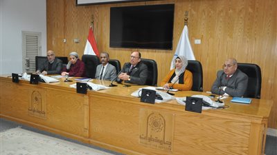 رئيس جامعة حلوان يجتمع بمديري العموم وأمناء الكليات لمتابعة سير العمل