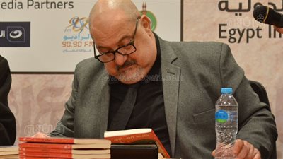 خالد الصاوي يوقع إصداراته الأدبية بمعرض الكتاب.. ويعلق: كنت شيطانا والكتابة أنقذتني