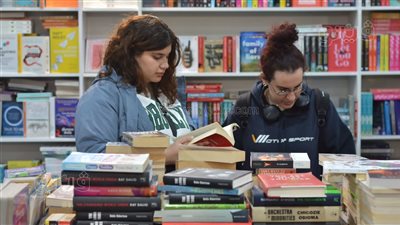 20 صورة ترصد جمهور معرض القاهرة للكتاب في سابع أيامه والشباب يتصدر