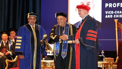 مجدي يعقوب لطلاب الجامعة البريطانية: عليكم بالتواضع وعاملوا الجميع بسواسية