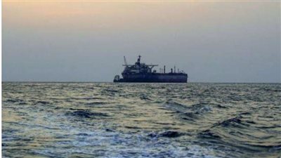 بعد كول الأمريكية، إصابة سفينة جديدة بصاروخ حوثي قبالة سواحل اليمن