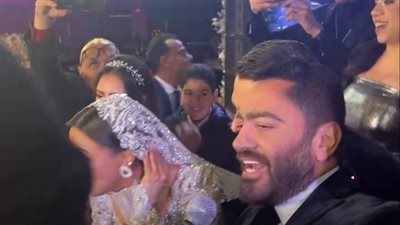 تامر حسني ومصطفى حجاج وحميد الشاعري يشعلون حفل زفاف ابنة عصام كاريكا (فيديو)