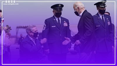 يستخدم كرسيا متحركا ويتحدى إدارة بايدن.. جريج أبوت أول حاكم لتكساس (فيديوجراف)