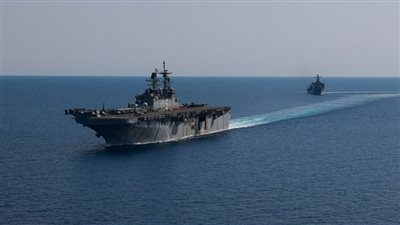 مدمرة أمريكية تسقط صاروخا بالستيا و3 مسيرات أطلقها الحوثيون بخليج عدن