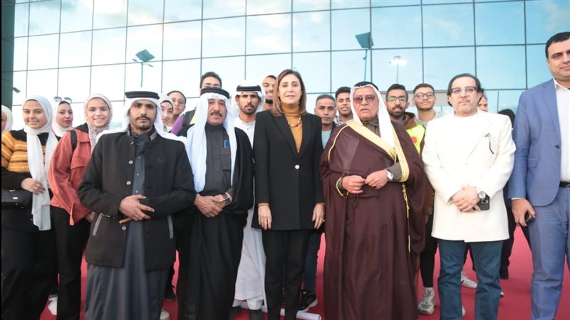 وزيرة الثقافة مع