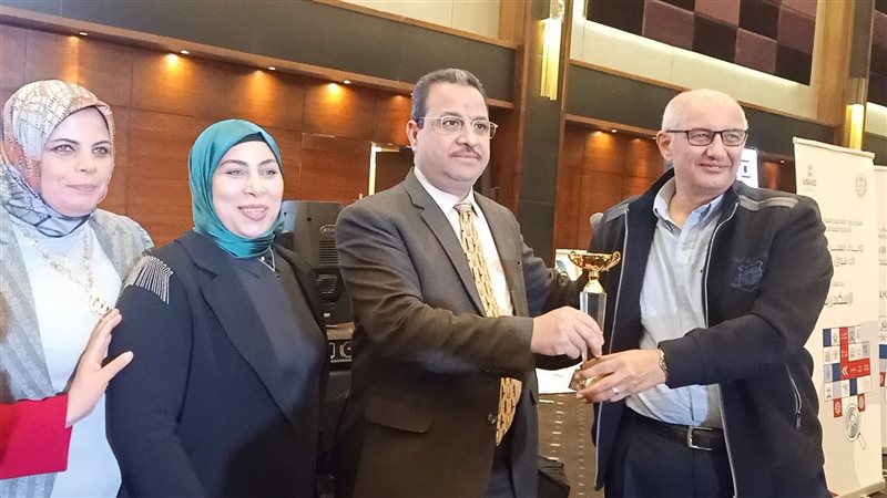تسلم جائزة المركز