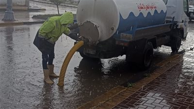 عمال الصرف الصحي بالإسكندرية يواصلون رفع تراكم مياه الأمطار 