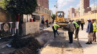 استمرار أعمال رصف وتجميل شارع المعهد الديني بالزقازيق في الشرقية 