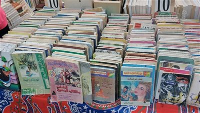 إقبال كثيف على كتب الـ 10 جنيهات بسور الأزبكية (صور) 