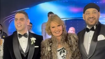 ماذا قالت يسرا للراقصة دينا في حفل زفاف ابنة عصام كاريكا