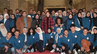 وزيرة الثقافة تلتقي 120 من أبناء المحافظات الحدودية بمعرض القاهرة للكتاب