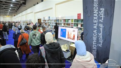 إصدارات مكتبة الإسكندرية تشهد إقبالًا جماهيريا فى معرض القاهرة للكتاب