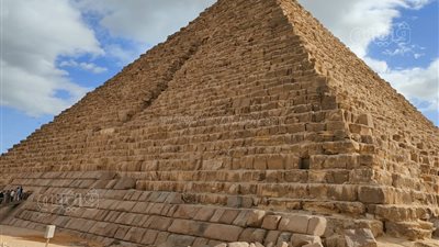 تشكيل لجنة علمية برئاسة زاهي حواس لمراجعة مشروع تبطين هرم منكاورع 