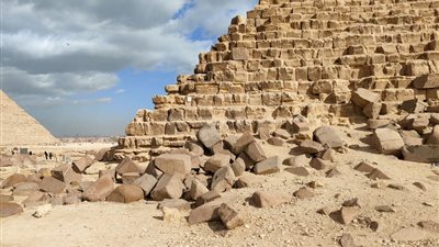 استجابة لـ فيتو.. لجنة حواس ترفض مشروع تبطين منكاورع.. وتكلف بالحفاظ على الهرم