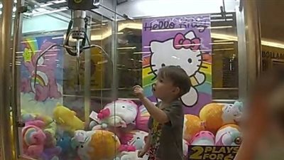 طفل عمره 3 سنوات يعلق داخل لعبة، ورد فعل غريب بعد إخراجه