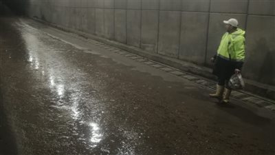 الصرف الصحى بالإسكندرية يكسح مياه الأمطار من الميادين 