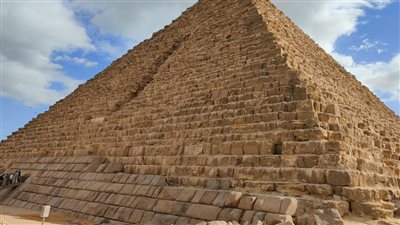 مشروع القرن بالأهرامات يثير قلق الخبراء.. والأعلى للآثار يدافع عن مشروع توثيق البلوكات الجرانيتية لهرم منكاوع.. وخبير يروي تفاصيل وأسرارا خاصة عن حياة صاحب الهرم