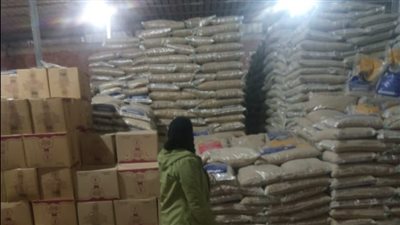 تموين الإسماعيلية يواصل ضرباته لمحتكرى السلع ويضبط 51 طن مكرونة بأحد المخازن 